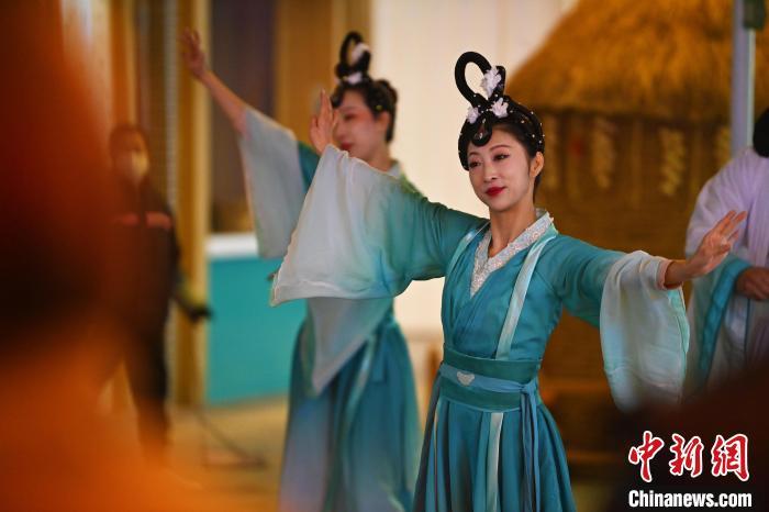 圖為工作人員進(jìn)行舞蹈表演。李亞龍 攝</p><p>