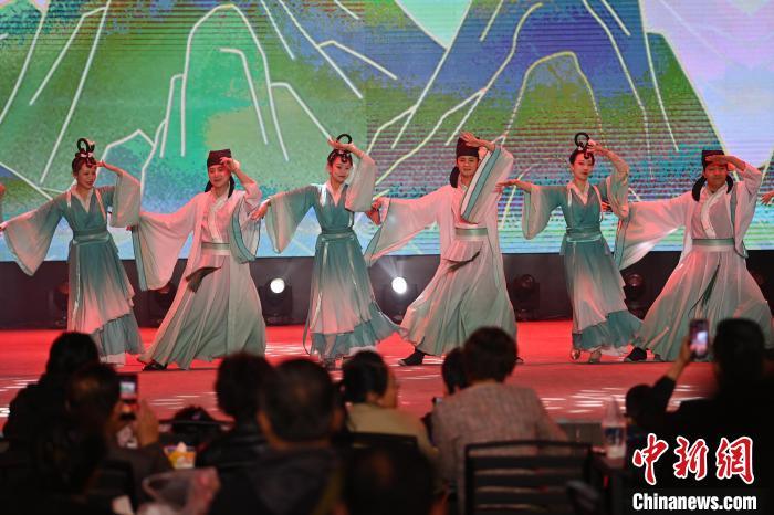 圖為工作人員進(jìn)行舞蹈表演。李亞龍 攝