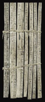 漢簡《康居王使者冊》。此簡記載了西域康居國使者前來“進(jìn)貢”駱駝，抵達(dá)敦煌遇到不公后反映問題，朝廷受理解決的經(jīng)過。新華社發(fā)（甘肅簡牘博物館供圖）