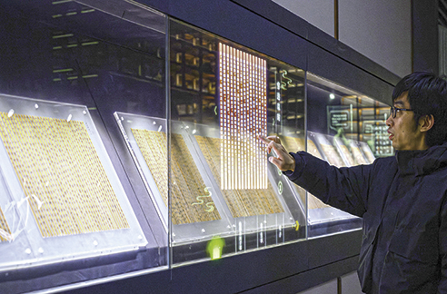 3月6日，工作人員在荊門市博物館新館內(nèi)楚簡展廳展示使用互動裝置。新華每日電訊記者　胡競文