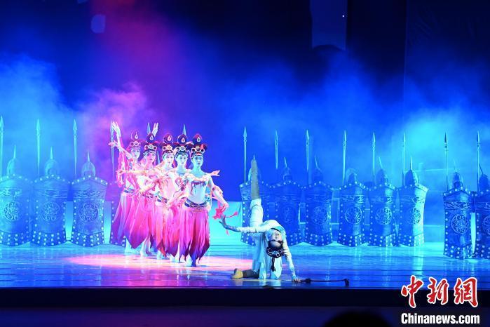 2023年2月18日，蘭州歌舞劇院創(chuàng)排的大型舞劇《大夢敦煌》?！　【琶赖┰?攝