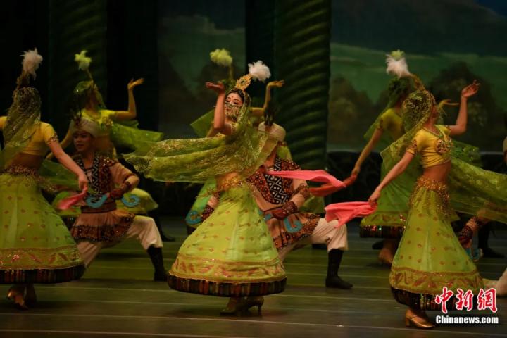 2024年2月23日晚，中國(guó)經(jīng)典舞劇《絲路花雨》在甘肅蘭州演出恭賀新春。李亞龍 攝