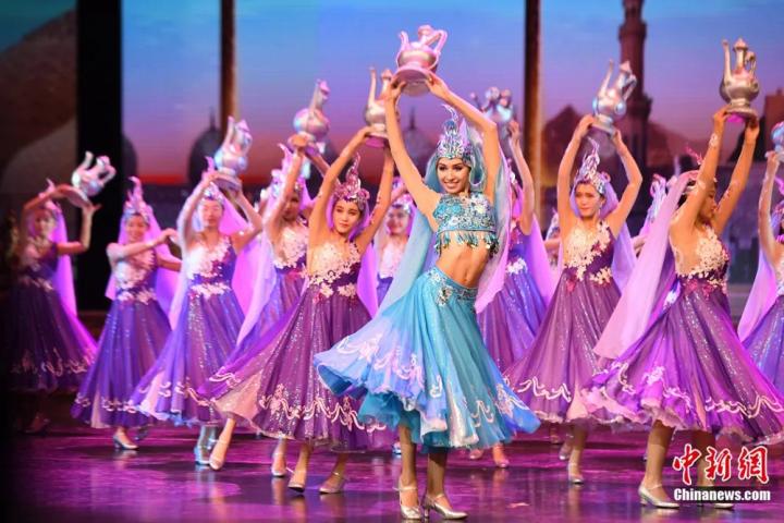 《絲路花雨》外國(guó)演員在波斯酒舞中領(lǐng)舞。楊艷敏 攝