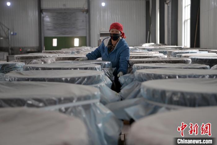 5月10日，工作人員檢查裝有酒糟的壇子。九美旦增　攝