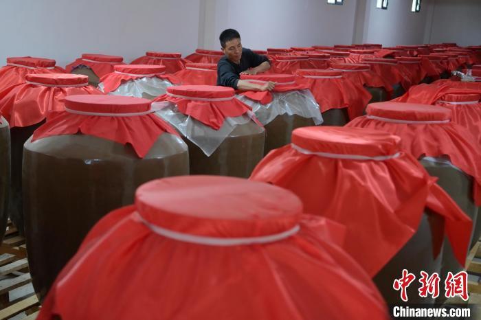 圖為5月10日，工作人員在儲(chǔ)酒庫檢查酒缸密封性。九美旦增　攝