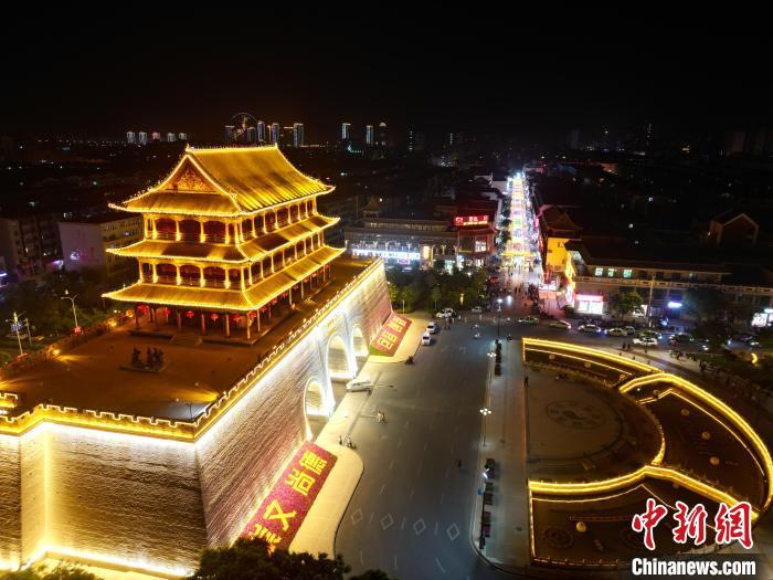 圖為武威市標(biāo)志性建筑涼州古城門(mén)燈光亮起。(無(wú)人機(jī)照片) 　戴文昌 攝</p><p>