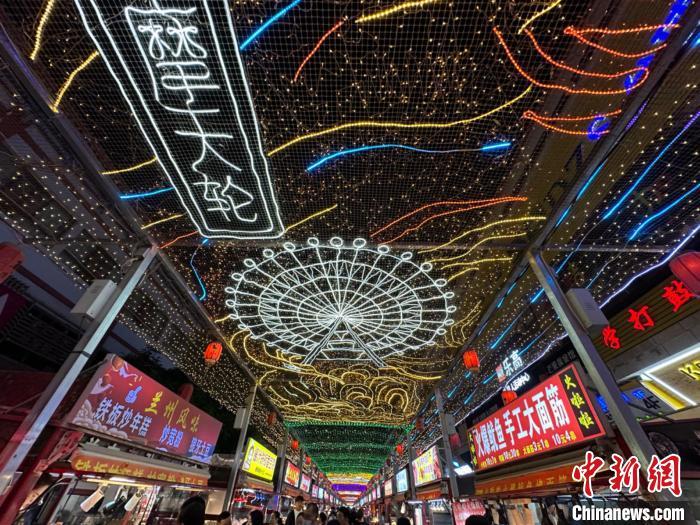 圖為明清街夜市燈光點(diǎn)亮具有武威文化元素的“摩天輪”彩燈?！〈魑牟?攝</p><p>