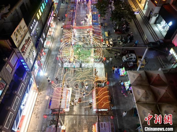 圖為明清街夜市燈光點(diǎn)亮具有武威文化元素的“銅奔馬”彩燈。(無(wú)人機(jī)照片) 　戴文昌 攝</p><p>