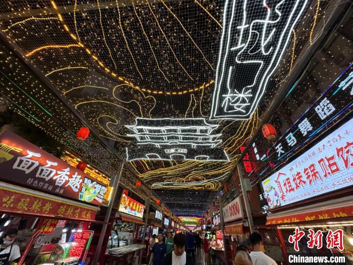 圖為明清街夜市燈光點(diǎn)亮具有武威文化元素的“涼州古城門(mén)”彩燈?！〈魑牟?攝</p><p>