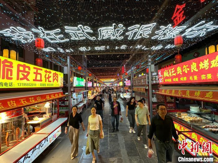 圖為明清街夜市燈光點(diǎn)亮“我在武威很想你”?！〈魑牟?攝</p><p>