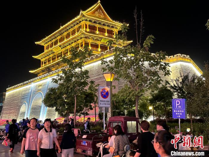 圖為夜幕降臨，涼州古城門(mén)燈光亮起。　戴文昌 攝