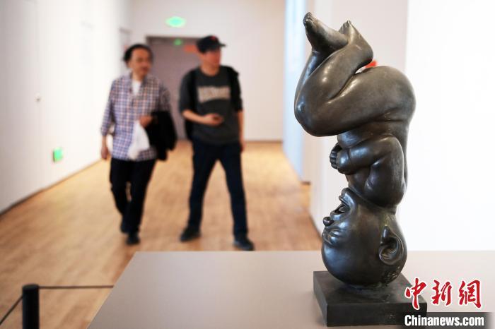 5月21日，觀眾參觀“絲路印跡”雕塑藝術作品展展出的雕塑作品。九美旦增 攝</p>
<p>