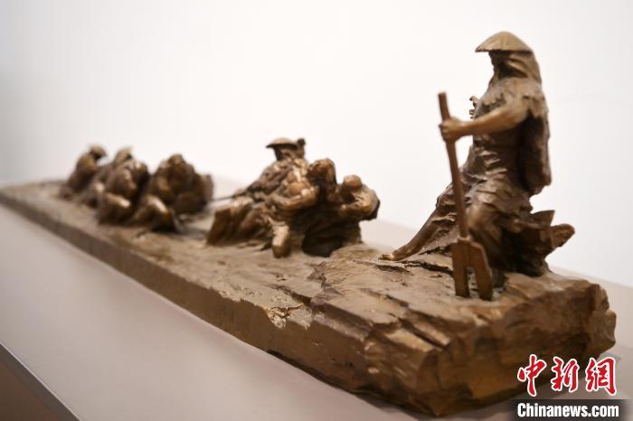 5月21日，在“絲路印跡”雕塑藝術作品展展出的作品《治水為民·禹德九州》。九美旦增 攝</p>
<p>