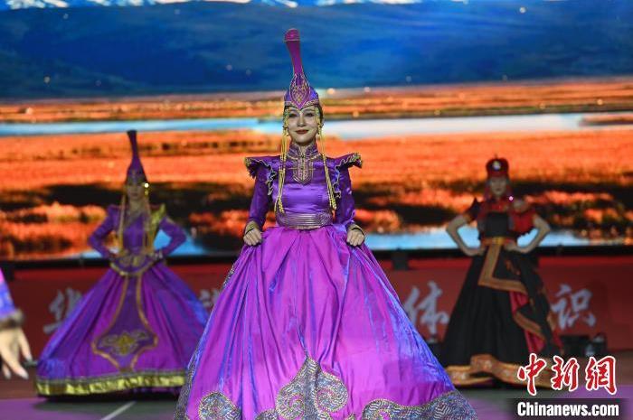 圖為開幕式現(xiàn)場蒙古族服飾秀。李亞龍 攝</p>
<p>