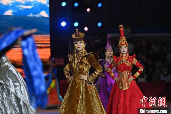 圖為開幕式現(xiàn)場蒙古族服飾秀。李亞龍 攝</p>
<p>