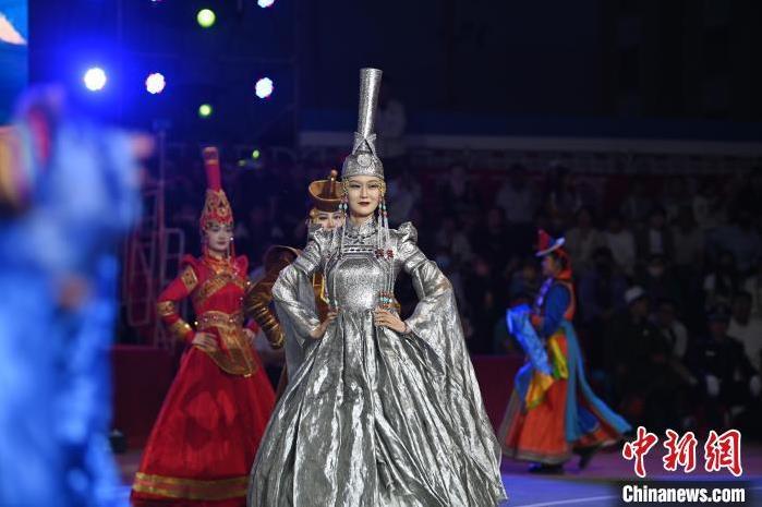 圖為開幕式現(xiàn)場蒙古族服飾秀。李亞龍 攝</p>
<p>