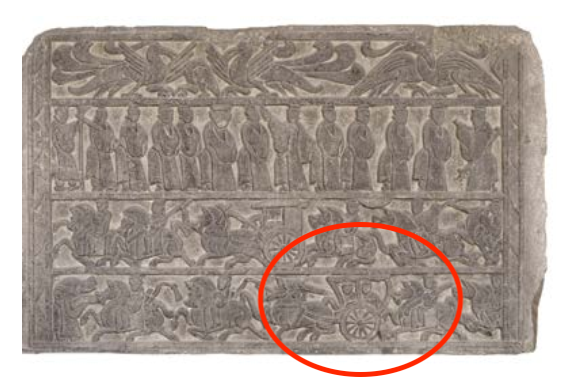 △漢代迎賓、車馬出行畫像石，現(xiàn)藏于臨沂市博物館。畫像石的第四層中有軺車出現(xiàn)。