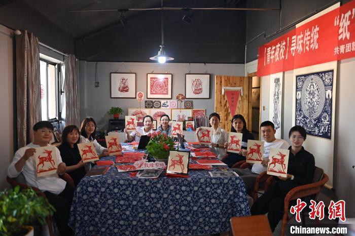 6月6日，在甘肅敦煌青年夜校課程中，青年學(xué)員展示學(xué)習(xí)敦煌非遺剪紙的成果。