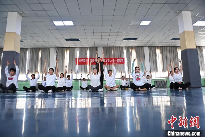 6月6日，在甘肅敦煌青年夜校課程中，青年學(xué)員學(xué)習(xí)敦煌舞課程。李亞龍 攝　　