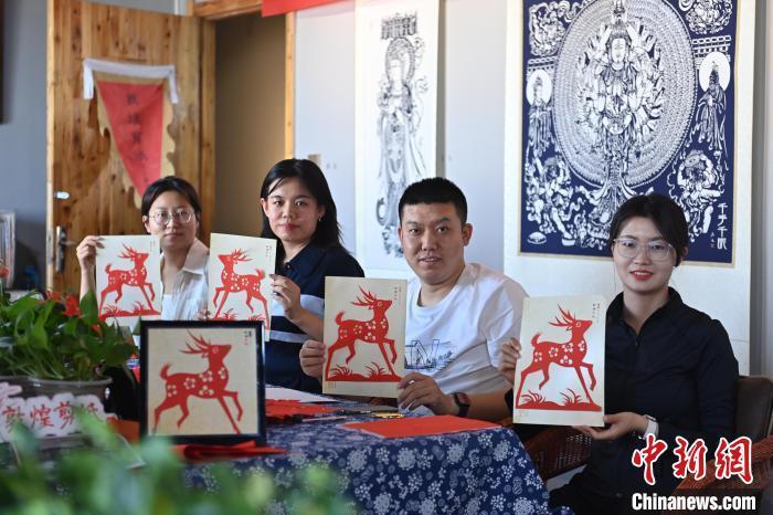 6月6日，在甘肅敦煌青年夜校課程中，青年學(xué)員展示學(xué)習(xí)敦煌非遺剪紙的成果。李亞龍 攝　　