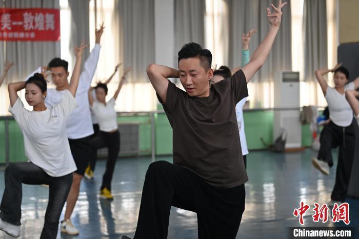 6月6日，在甘肅敦煌青年夜校課程中，青年學(xué)員學(xué)習(xí)敦煌舞課程。李亞龍 攝　　