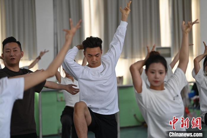 6月6日，在甘肅敦煌青年夜校課程中，青年學(xué)員學(xué)習(xí)敦煌舞課程。李亞龍 攝　　