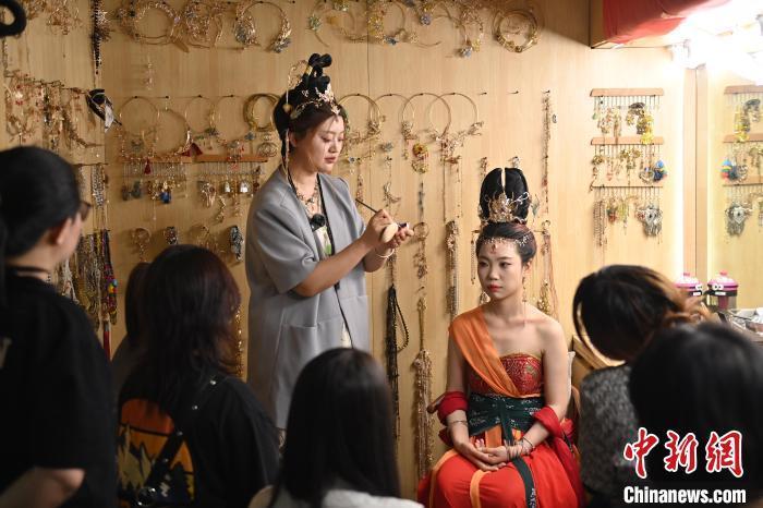 6月6日，在甘肅敦煌青年夜校課程中，青年學(xué)員學(xué)習(xí)敦煌美妝課程。李亞龍 攝