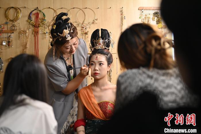 6月6日，在甘肅敦煌青年夜校課程中，青年學(xué)員學(xué)習(xí)敦煌美妝課程。李亞龍 攝　　