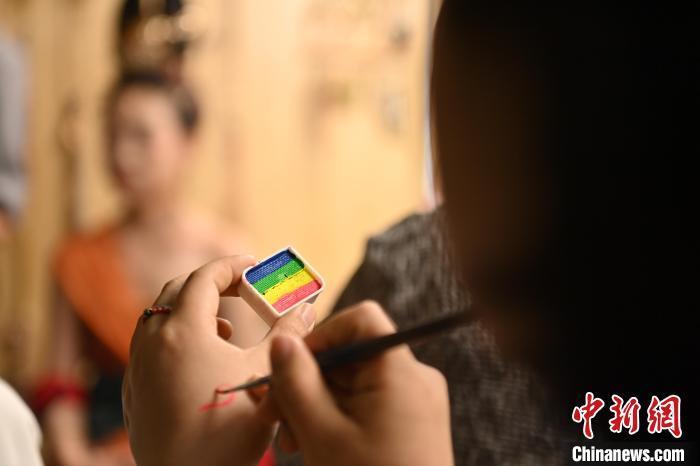 6月6日，在甘肅敦煌青年夜校課程中，青年學(xué)員學(xué)習(xí)敦煌美妝課程。李亞龍 攝　　