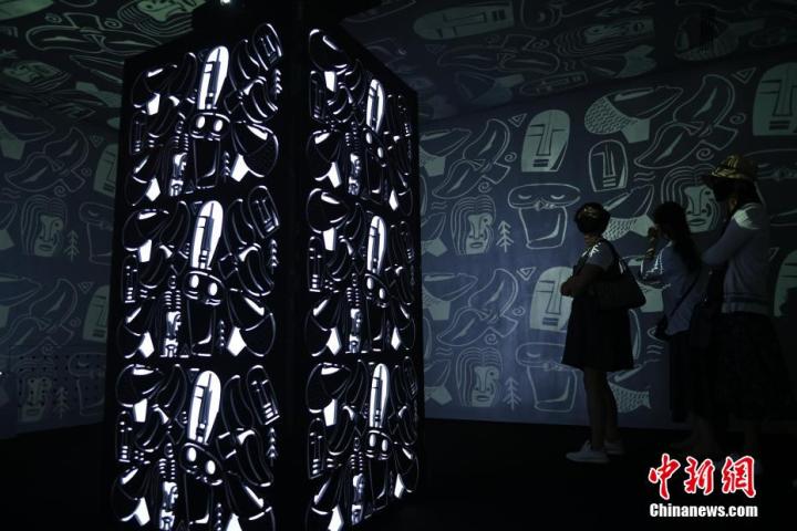 圖為游客參觀藝術(shù)展。中新社記者 李亞龍 攝