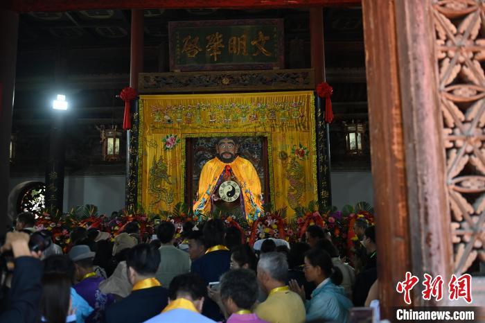 6月21日，2024(甲辰)年公祭中華人文始祖伏羲大典在甘肅天水舉行，來(lái)自海峽兩岸及港澳地區(qū)約500人現(xiàn)場(chǎng)共祭中華人文始祖伏羲。中新社記者 李亞龍 攝