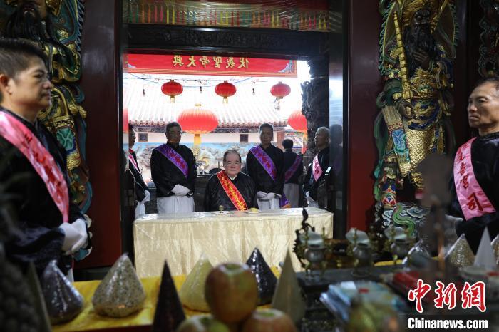 6月21日，“2024(甲辰年)兩岸共祭人文始祖伏羲典禮”在臺(tái)灣新北舉行。擔(dān)任主祭官的先嗇宮董事長(zhǎng)、中國(guó)國(guó)民黨前秘書長(zhǎng)李乾龍(中)出席典禮并擔(dān)任主祭官。中新社記者 張曉曦 攝