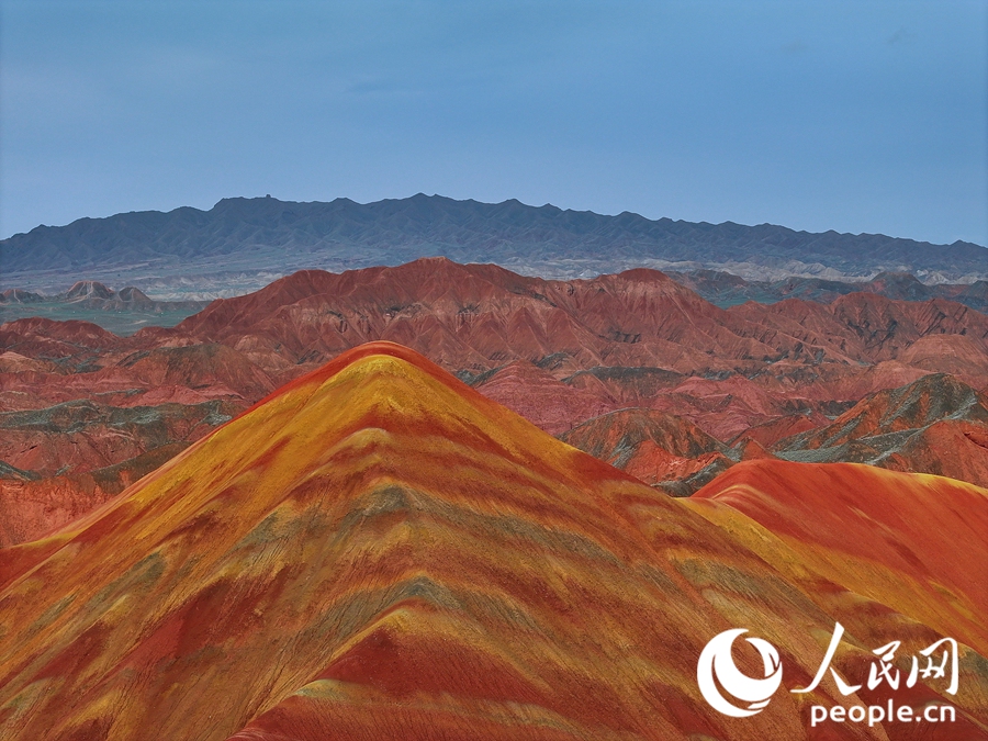 雨后的七彩丹霞，顏色格外艷麗。人民網(wǎng)記者 李根攝