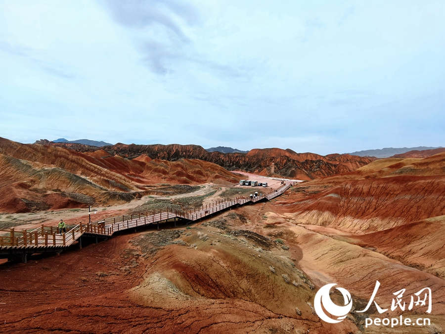  雨后的七彩丹霞，顏色格外艷麗。人民網(wǎng) 黃津曉虎攝