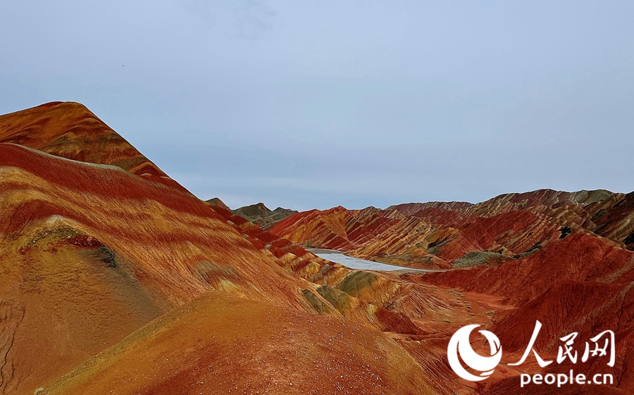 雨后的七彩丹霞，顏色格外艷麗。人民網(wǎng)記者 徐冬兒攝