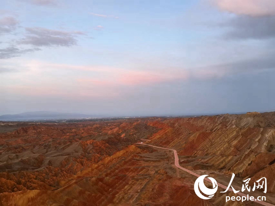 日落時分，余暉與丹霞交相輝映。人民網(wǎng)記者 唐嘉藝攝