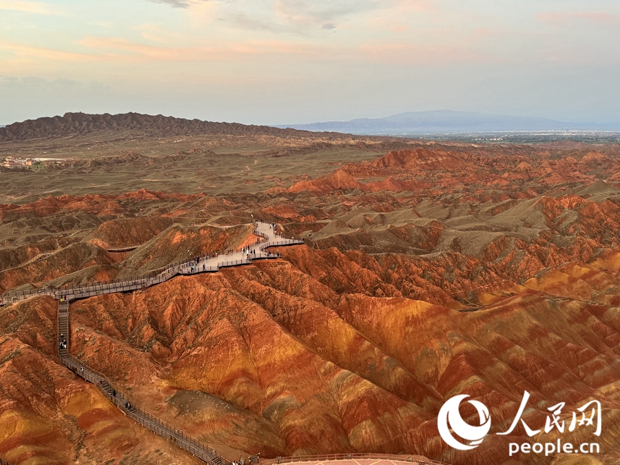 日落時分，余暉與丹霞交相輝映。人民網(wǎng)記者 徐冬兒攝