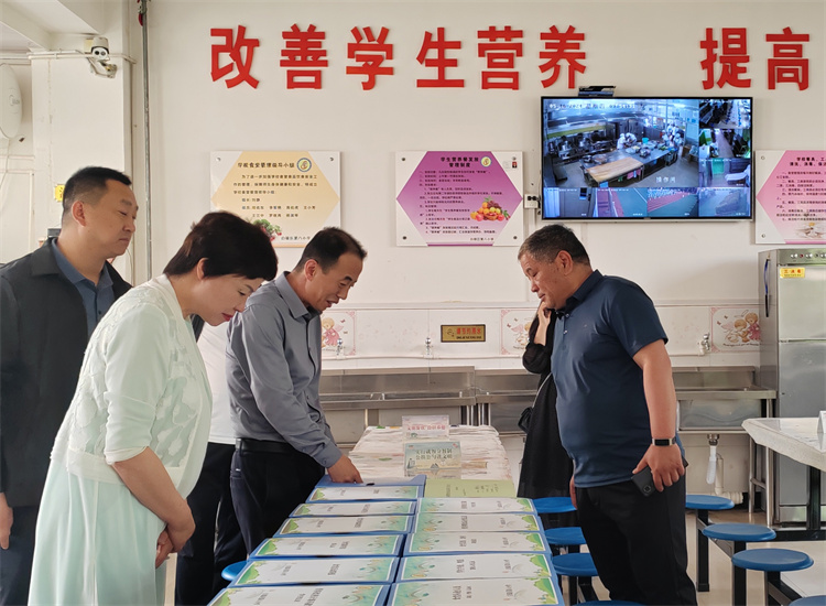 市紀委監(jiān)委扎實推動開展群眾身邊腐敗和作風問題集中整治工作，圖為市紀委監(jiān)委派駐市教育局紀檢監(jiān)察組在白銀區(qū)開展“中小學校園食品安全和膳食經(jīng)費管理”集中整治工作開展情況督查.jpg