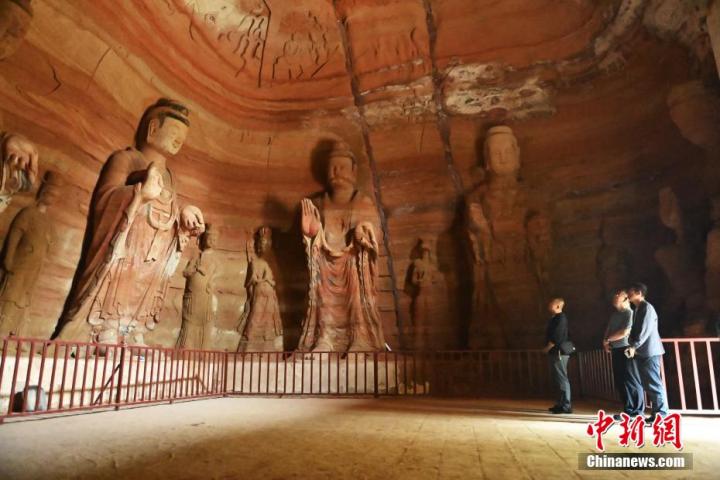 7月15日，游人參觀甘肅省平?jīng)鍪袥艽h百里石窟長廊中的南石窟寺1號窟。百里石窟長廊位于涇川縣境內(nèi)，由512個石窟、5眼窟中石井組成，現(xiàn)存王母宮石窟、鳳凰山石窟、南石窟寺、丈八寺石窟、羅漢洞石窟、太山寺石窟等規(guī)模較大的石窟群，還有數(shù)量眾多的小石窟群。南石窟寺開鑿于北魏永平三年，其中1號窟屬于大型七佛窟，七佛高達(dá)6米。中新社記者 李亞龍 攝