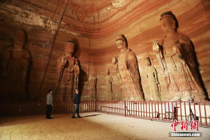 7月15日，游人參觀甘肅省平?jīng)鍪袥艽h百里石窟長廊中的南石窟寺1號窟。百里石窟長廊位于涇川縣境內(nèi)，由512個石窟、5眼窟中石井組成，現(xiàn)存王母宮石窟、鳳凰山石窟、南石窟寺、丈八寺石窟、羅漢洞石窟、太山寺石窟等規(guī)模較大的石窟群，還有數(shù)量眾多的小石窟群。南石窟寺開鑿于北魏永平三年，其中1號窟屬于大型七佛窟，七佛高達(dá)6米。中新社記者 李亞龍 攝
