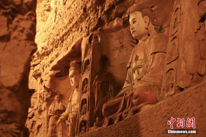 7月15日，甘肅省平?jīng)鍪袥艽h百里石窟長廊中的王母宮石窟造像。百里石窟長廊位于涇川縣境內(nèi)，由512個石窟、5眼窟中石井組成，現(xiàn)存王母宮石窟、鳳凰山石窟、南石窟寺、丈八寺石窟、羅漢洞石窟、太山寺石窟等規(guī)模較大的石窟群，還有數(shù)量眾多的小石窟群。王母宮石窟又名千佛洞，該窟設(shè)計宏大，造像生動，窟內(nèi)擁有造像數(shù)百尊，是較為珍貴的佛教文化歷史遺存。中新社記者 李亞龍 攝</p>
<p>