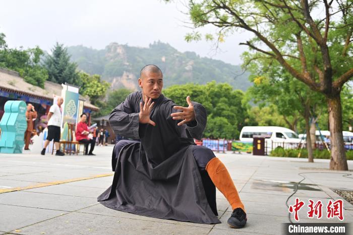 7月14日，甘肅省平?jīng)鍪嗅轻忌骄皡^(qū)內(nèi)，嵩山少林弟子展示武藝。7月13日至14日，“2024年北京體育大學(xué)第十五屆國際武術(shù)比賽交流大會暨首屆崆峒山國際武術(shù)大會”舉行，大會也在崆峒山景區(qū)進(jìn)行問道崆峒、武術(shù)高級研修班、崆峒拜師等系列活動。中新社記者 李亞龍 攝</p>
<p>