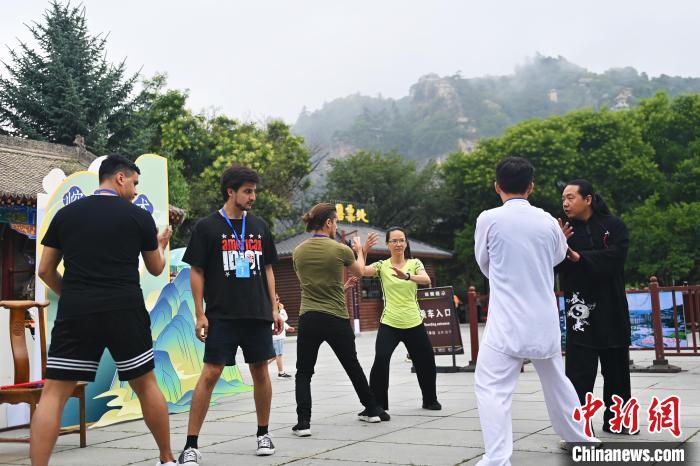 7月14日，甘肅省平?jīng)鍪嗅轻忌骄皡^(qū)內(nèi)，外籍武術(shù)愛好者學(xué)習(xí)崆峒派武術(shù)。7月13日至14日，“2024年北京體育大學(xué)第十五屆國際武術(shù)比賽交流大會暨首屆崆峒山國際武術(shù)大會”舉行，大會也在崆峒山景區(qū)進(jìn)行問道崆峒、武術(shù)高級研修班、崆峒拜師等系列活動。中新社記者 李亞龍 攝</p>
<p>