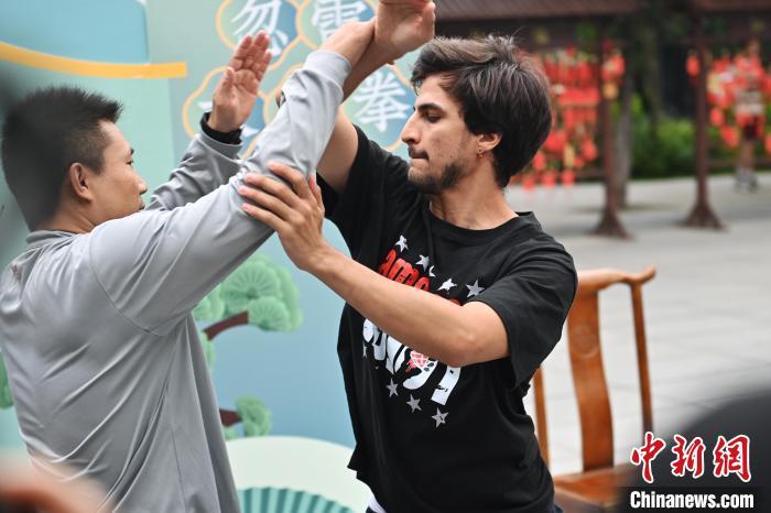 7月14日，甘肅省平?jīng)鍪嗅轻忌骄皡^(qū)內(nèi)，外籍武術(shù)愛好者(右)進(jìn)行忽雷太極拳切磋。7月13日至14日，“2024年北京體育大學(xué)第十五屆國際武術(shù)比賽交流大會暨首屆崆峒山國際武術(shù)大會”舉行，大會也在崆峒山景區(qū)進(jìn)行問道崆峒、武術(shù)高級研修班、崆峒拜師等系列活動。中新社記者 李亞龍 攝</p>
<p>