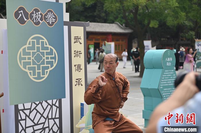 7月14日，甘肅省平?jīng)鍪嗅轻忌骄皡^(qū)內(nèi)，八極拳傳承人展示八極拳。7月13日至14日，“2024年北京體育大學(xué)第十五屆國際武術(shù)比賽交流大會暨首屆崆峒山國際武術(shù)大會”舉行，大會也在崆峒山景區(qū)進(jìn)行問道崆峒、武術(shù)高級研修班、崆峒拜師等系列活動。中新社記者 李亞龍 攝</p>
<p>