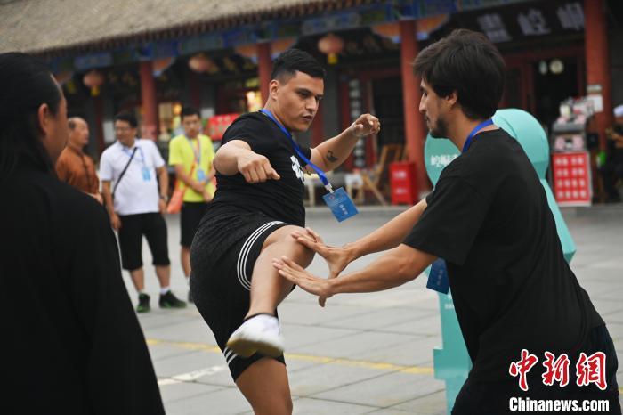 7月14日，甘肅省平?jīng)鍪嗅轻忌骄皡^(qū)內(nèi)，外籍武術(shù)愛好者切磋武藝。7月13日至14日，“2024年北京體育大學(xué)第十五屆國際武術(shù)比賽交流大會暨首屆崆峒山國際武術(shù)大會”舉行，大會也在崆峒山景區(qū)進(jìn)行問道崆峒、武術(shù)高級研修班、崆峒拜師等系列活動。中新社記者 李亞龍 攝