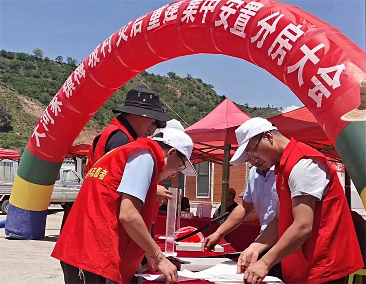 在大河家鎮(zhèn)梅坡村災后重建集中安置分房大會的現(xiàn)場，積石山縣紀委監(jiān)委干部全程監(jiān)督房號裁裝、組織抽號等工作。.jpg