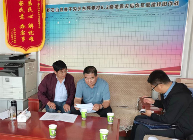 州縣紀委監(jiān)委機關(guān)聯(lián)合督查組對下沉干部 、駐村干部 、包村組長、村干部 “四級”干部履職到崗情況，以及工作日志和民情臺賬、訴求臺賬進行日常監(jiān)督檢查，壓實工作責任。.jpg