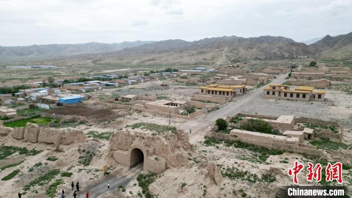 7月13日，位于山丹漢明長(zhǎng)城遺址里的硤口古城。(無(wú)人機(jī)圖片) 　九美旦增 攝