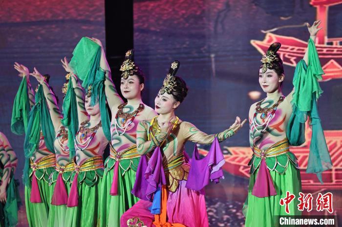 7月19日晚，第五屆黃河之濱文藝展演在蘭州體育文化廣場(chǎng)開幕。圖為開幕式演出敦煌舞蹈。張曦予 攝